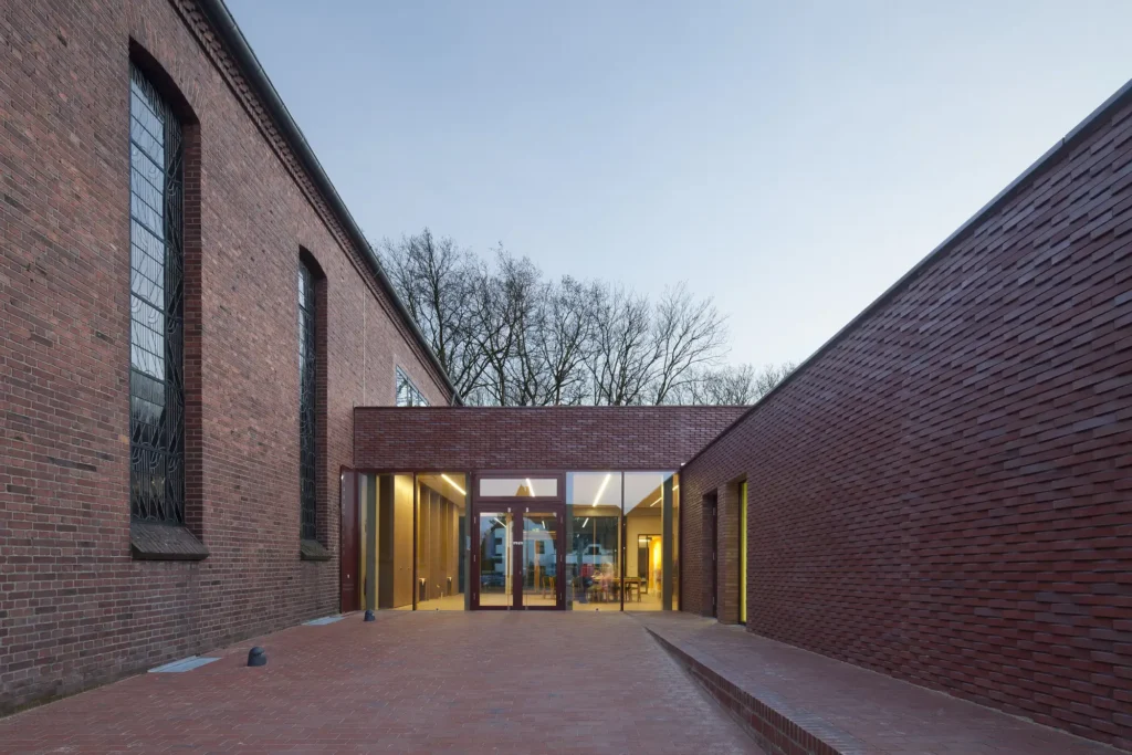 Gemeindehaus Bladenhorst ZIon Herne, Fassade Klinker abends