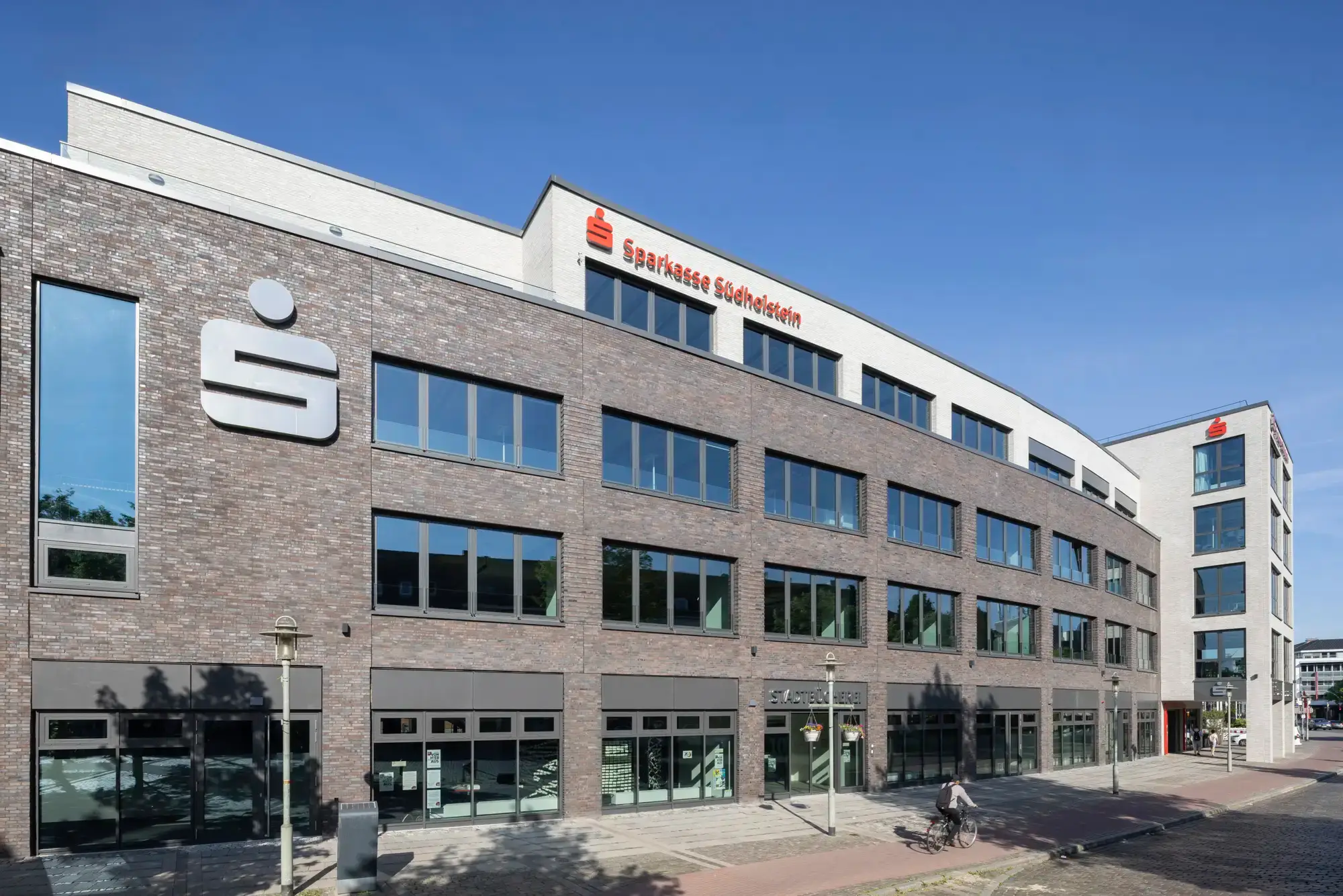 Fassade eines Bürogebäudes mit großem Sparkassenlogo