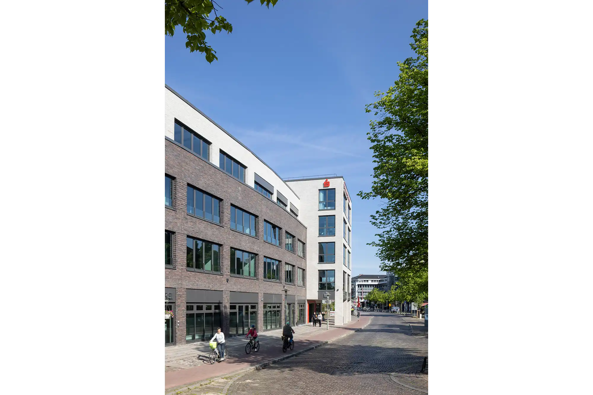 Bürogebäude in einer belebten Innenstadt