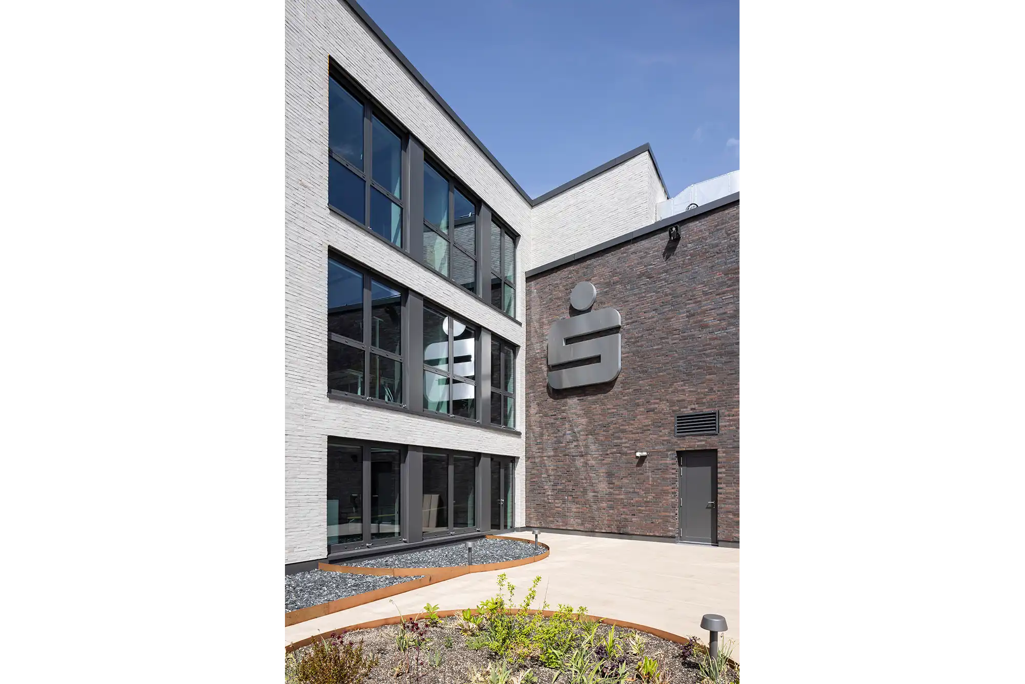 Sparkassen Logo an Klinkerfassade