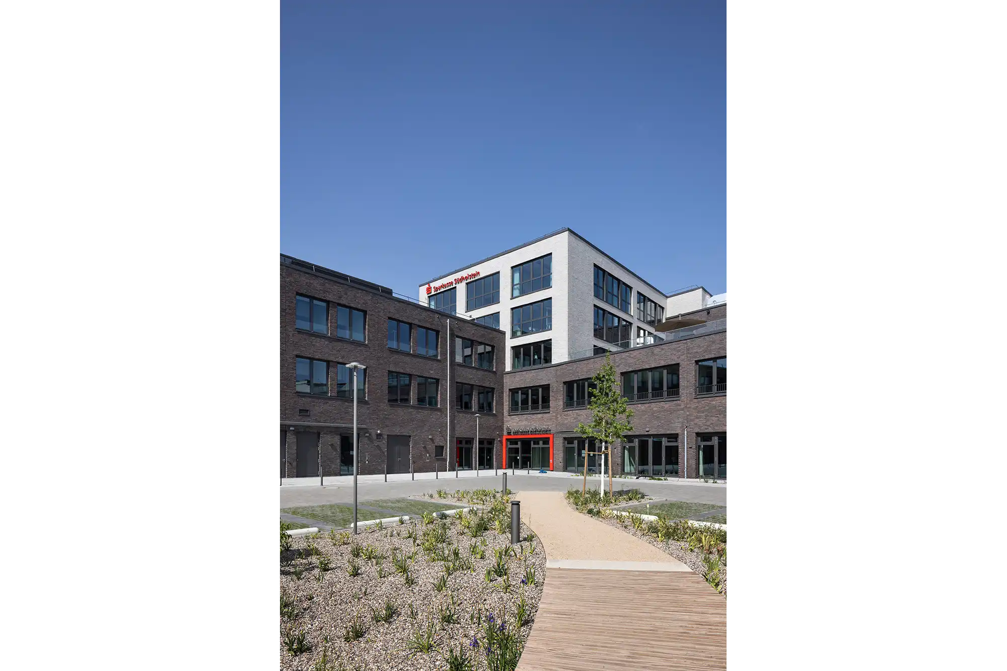 Bürogebäude it unterschiedlichem Klinker