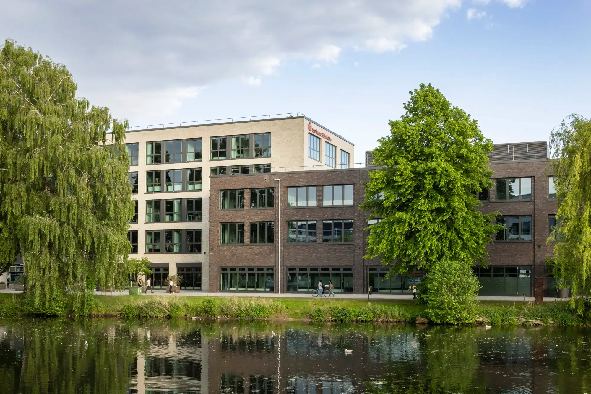 Bürogebäude it zwei unterschiedlichen Fassaden