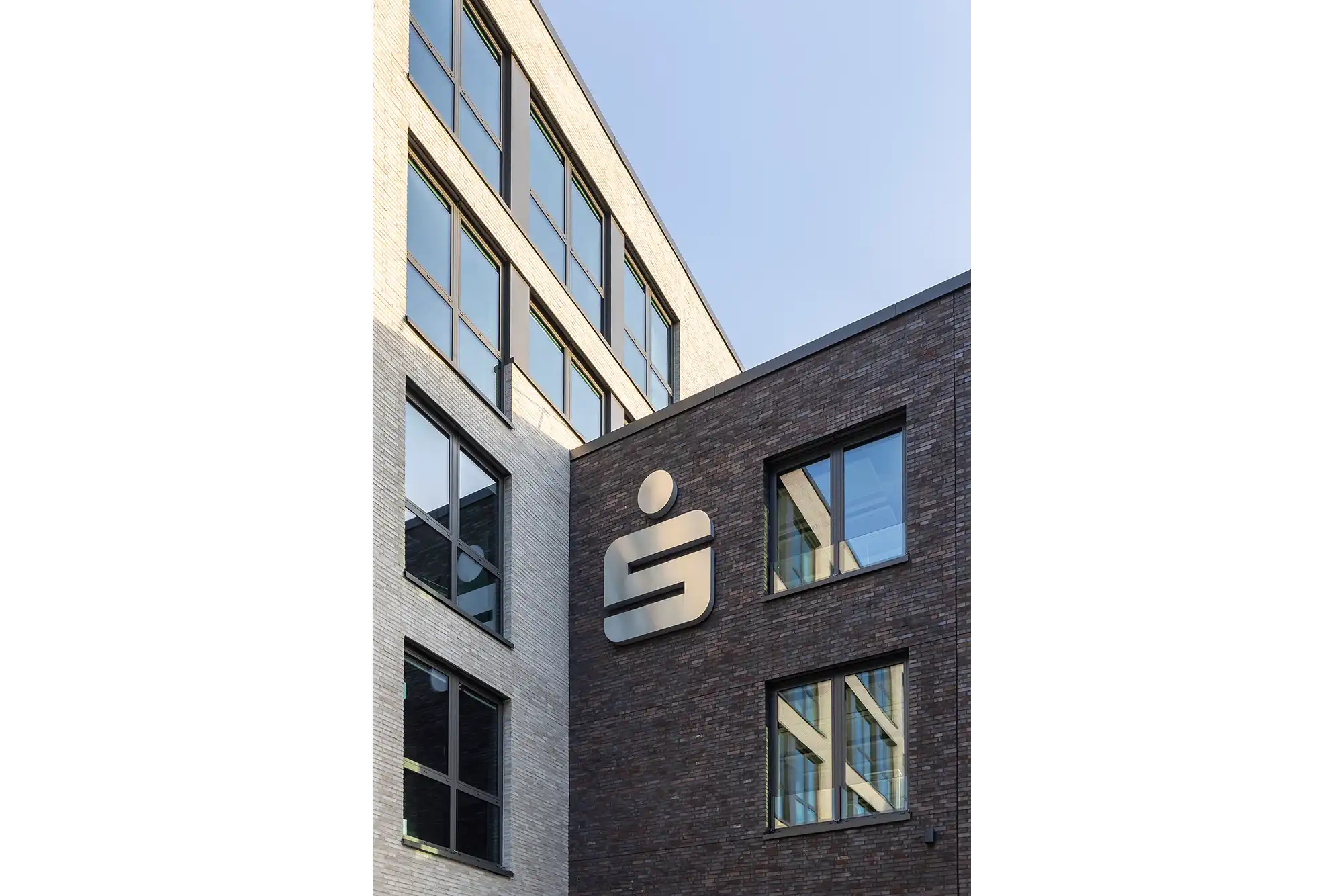 Spiegelung von Klinkerfassade in Fenster